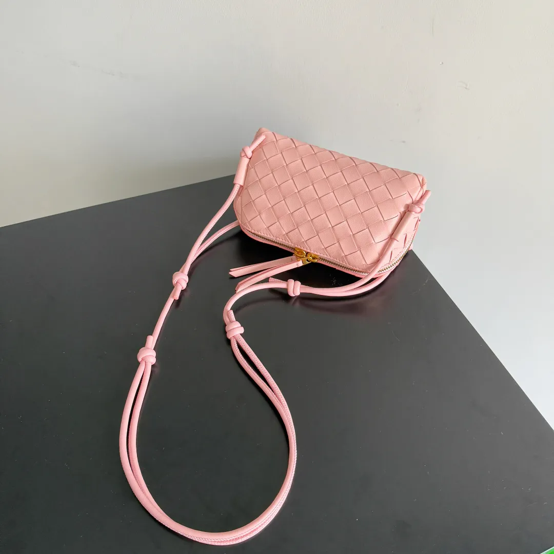 Batch 1260 BV new mini bag ceiling Bottegaveneta new Concert Pouch bag is small and has a large capacity. It can hold a Pro max mobile phone. The shoulder strap is adjustable for cross-body carry. It is very cost-effective when carried on one shoulder. The latest small bag in autumn has a lot of capacity. It can hold 4 short clips. I also tried it and it can hold one of my fists. It is cute, the capacity is touching and the length of the shoulder strap is adjustable for daily commuting. Full score 10 #bv woven bag Style number: 794258 Size: 18.5*11.5*8.5cm